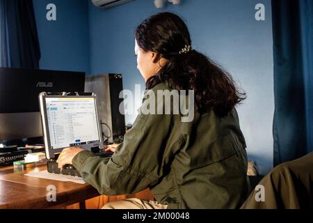 Ehrenamtliche Mitarbeiterin in Kiew im Büro von Sons of Liberty International (SONS of Liberty International), dem ersten Sicherheitsunternehmen, das kostenlose Sicherheit bietet Stockfoto