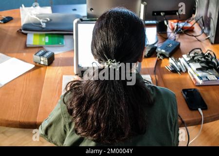 Ehrenamtliche Mitarbeiterin in Kiew im Büro von Sons of Liberty International (SONS of Liberty International), dem ersten Sicherheitsunternehmen, das kostenlose Sicherheit bietet Stockfoto