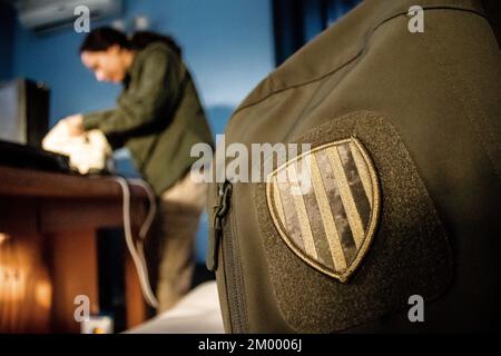 Ehrenamtliche Mitarbeiterin in Kiew im Büro von Sons of Liberty International (SONS of Liberty International), dem ersten Sicherheitsunternehmen, das kostenlose Sicherheit bietet Stockfoto