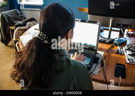 Ehrenamtliche Mitarbeiterin in Kiew im Büro von Sons of Liberty International (SONS of Liberty International), dem ersten Sicherheitsunternehmen, das kostenlose Sicherheit bietet Stockfoto