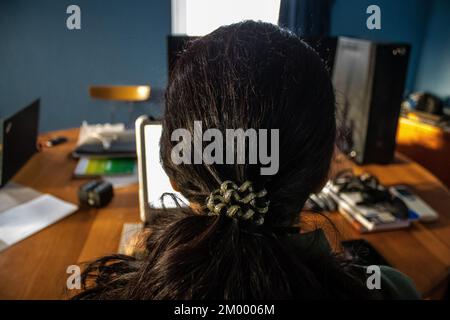 Ehrenamtliche Mitarbeiterin in Kiew im Büro von Sons of Liberty International (SONS of Liberty International), dem ersten Sicherheitsunternehmen, das kostenlose Sicherheit bietet Stockfoto