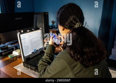 Ehrenamtliche Mitarbeiterin in Kiew im Büro von Sons of Liberty International (SONS of Liberty International), dem ersten Sicherheitsunternehmen, das kostenlose Sicherheit bietet Stockfoto