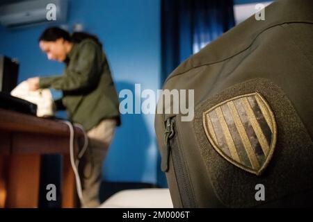 Ehrenamtliche Mitarbeiterin in Kiew im Büro von Sons of Liberty International (SONS of Liberty International), dem ersten Sicherheitsunternehmen, das kostenlose Sicherheit bietet Stockfoto