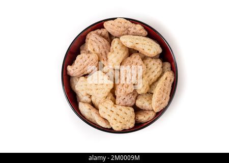 Tintenfisch-Snack-Chips in einer orangefarbenen Schüssel, isoliert über weißem Top-Down Stockfoto