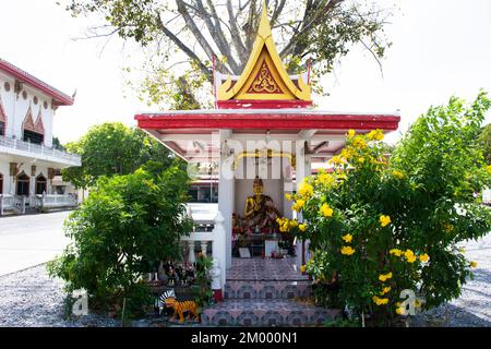 Antiker Eremit oder antike Ruinen Eremitenstatuen für thailänder besuchen Sie das Gebetsgeheimnis im Wat Thap Kradan Tempel in Song Phi N Stockfoto