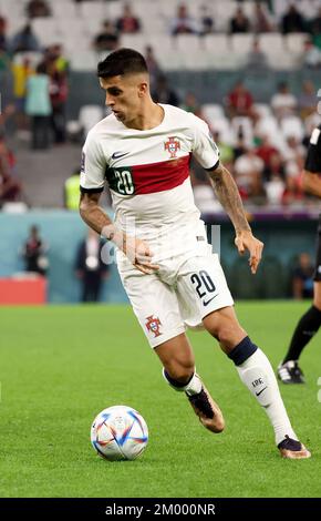Doha, Katar. 02.. Dezember 2022. Joao Cancelo von Portugal während der FIFA-Weltmeisterschaft 2022, Fußballspiel der Gruppe H zwischen der Republik Korea und Portugal am 2. Dezember 2022 im Education City Stadium in Doha, Katar - Foto Jean Catuffe / DPPI Credit: DPPI Media/Alamy Live News Stockfoto