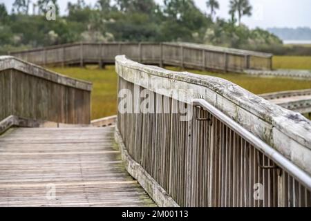 Tolomato River Boardwalk über das Salzmarschland in Palencia an einem nebligen Morgen bei Sonnenaufgang in St. Augustine, Florida. (USA) Stockfoto