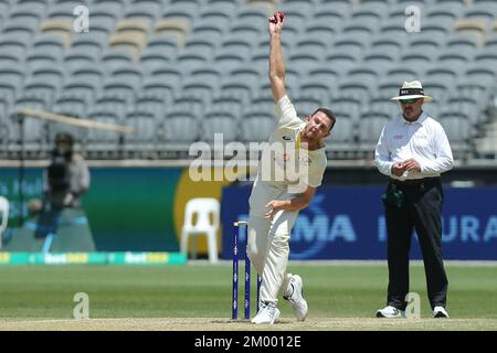 Perth, Australien. 03.. Dezember 2022. 3.. Dezember 2022, Optus Stadium, Perth, Australien: International Test Cricket Australia versus West Indies 1. Test Day 4; Josh Hazlewood of Australia bowls Credit: Action Plus Sports Images/Alamy Live News Stockfoto