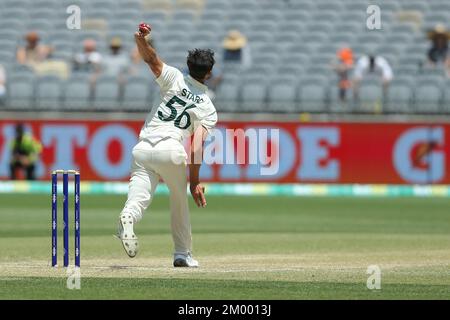 Perth, Australien. 03.. Dezember 2022. 3.. Dezember 2022, Optus Stadium, Perth, Australien: International Test Cricket Australia versus West Indies 1. Test Day 4; Mitchell Starc of Australia bowls Credit: Action Plus Sports Images/Alamy Live News Stockfoto