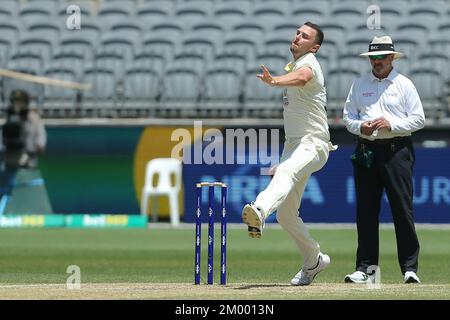 Perth, Australien. 03.. Dezember 2022. 3.. Dezember 2022, Optus Stadium, Perth, Australien: International Test Cricket Australia versus West Indies 1. Test Day 4; Josh Hazlewood of Australia bowls Credit: Action Plus Sports Images/Alamy Live News Stockfoto