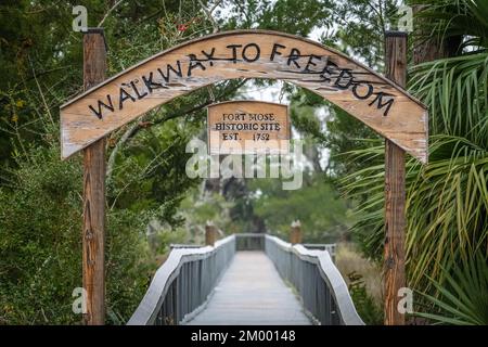 Walkway to Freedom im Fort Mose Historic State Park in St. Augustine, FL, wo Amerikas kostenlose schwarze Siedlung aus dem 18.. Jahrhundert für entflohene Sklaven liegt. Stockfoto