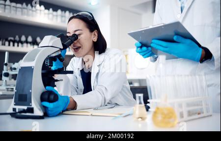 Mikroskop, Wissenschaftler und Frau mit Arbeiter, Forschung und medizinische Heilung im Labor. Clipboard, Forscher und Mitarbeiter, die Ergebnisse analysieren Stockfoto