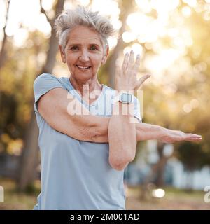 Porträt, Fitness und Stretching mit einer erfahrenen Sportlerin, die sich für Training oder Training aufwärmt. Park, Natur und Workout mit einer reifen Frau Stockfoto
