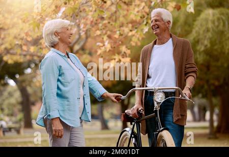 Fahrrad, Seniorenpaar und Outdoor für Gesundheit, Wellness, Liebe und Fahrrad. Ruhestand, Liebe und reifer Mann mit älterer Frau, Radfahren und Verbundenheit Stockfoto