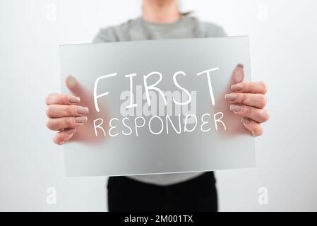 Handschriftliches Schild Ersthelfer. Geschäftsansatz eine Person, die dafür verantwortlich ist, sich sofort dem Unfall zuzuwenden Stockfoto