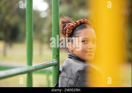 Porträt einer jungen Frau, die zurückblickt Stockfoto