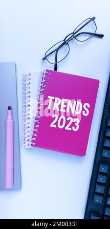 Zeichen mit Trendanzeige 2023. Das Wort für die vorherrschende Tendenz des kommenden Jahres wird online ausführlich diskutiert Stockfoto