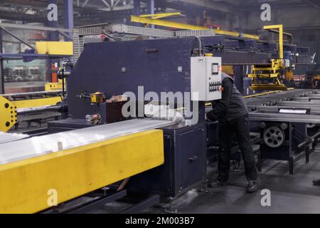 Das Innere ist moderne Ausrüstung in der Fabrik, experimentelle Ausrüstung. Arbeiten Sie mit Metall Stockfoto