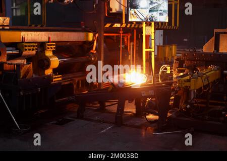 Das Innere ist moderne Ausrüstung in der Fabrik, experimentelle Ausrüstung. Arbeiten Sie mit Metall Stockfoto