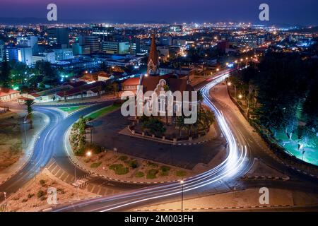 Blick auf die Christ Lutheran Kirche ab 1910 Uhr, Blue Hour, Windhoek, Namibia, Afrika Stockfoto