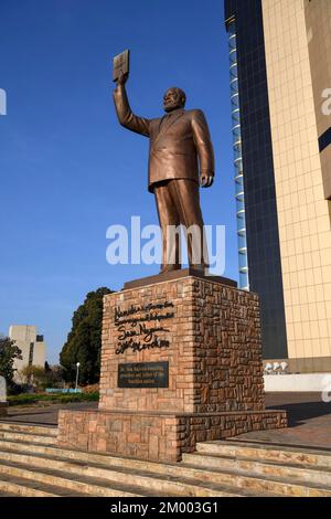 Statue von Sam Nujoma, dem ersten Präsidenten der Republik Namibia, vor dem Independence Memorial Museum, Windhoek, Namibia, Afrika Stockfoto