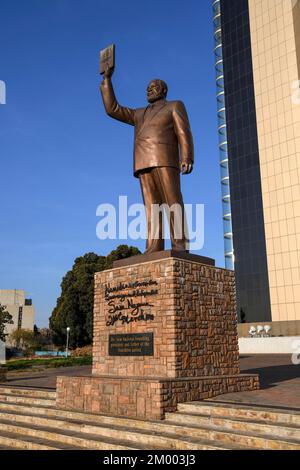 Statue von Sam Nujoma, dem ersten Präsidenten der Republik Namibia, vor dem Independence Memorial Museum, Windhoek, Namibia, Afrika Stockfoto