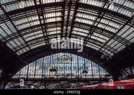 KÖLN (KÖLN), DEUTSCHLAND - 20. AUGUST 2013: Architektonische Details, Dach des Kölner Hauptbahnhofs Stockfoto