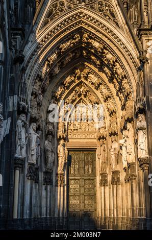 Architektonische Details des berühmten gotischen Doms in Köln, Nordrhein-Westfalen Stockfoto