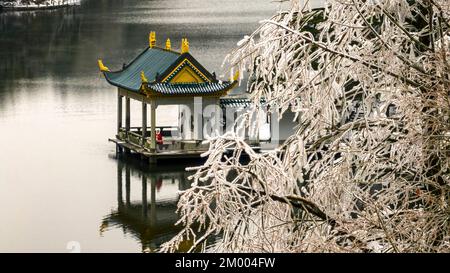JIUJIANG, CHINA - 2. DEZEMBER 2022 - Ein Blick auf die malerische Gegend des Lushan-Berges nach dem Schneefall in der Stadt Jiujiang, Provinz Jiangxi, China, 2. Dezember 2022 Stockfoto
