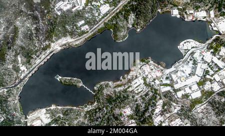 JIUJIANG, CHINA - 2. DEZEMBER 2022 - Ein Blick auf die malerische Gegend des Lushan-Berges nach dem Schneefall in der Stadt Jiujiang, Provinz Jiangxi, China, 2. Dezember 2022 Stockfoto