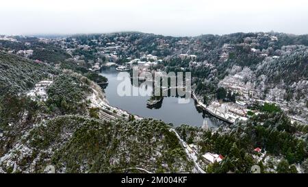 JIUJIANG, CHINA - 2. DEZEMBER 2022 - Ein Blick auf die malerische Gegend des Lushan-Berges nach dem Schneefall in der Stadt Jiujiang, Provinz Jiangxi, China, 2. Dezember 2022 Stockfoto