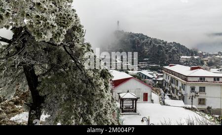 JIUJIANG, CHINA - 2. DEZEMBER 2022 - Ein Blick auf die malerische Gegend des Lushan-Berges nach dem Schneefall in der Stadt Jiujiang, Provinz Jiangxi, China, 2. Dezember 2022 Stockfoto
