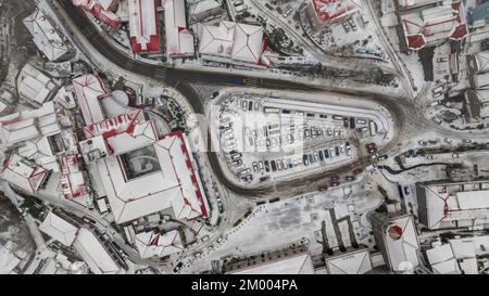 JIUJIANG, CHINA - 2. DEZEMBER 2022 - Ein Blick auf die malerische Gegend des Lushan-Berges nach dem Schneefall in der Stadt Jiujiang, Provinz Jiangxi, China, 2. Dezember 2022 Stockfoto
