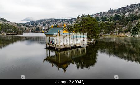 JIUJIANG, CHINA - 2. DEZEMBER 2022 - Ein Blick auf die malerische Gegend des Lushan-Berges nach dem Schneefall in der Stadt Jiujiang, Provinz Jiangxi, China, 2. Dezember 2022 Stockfoto