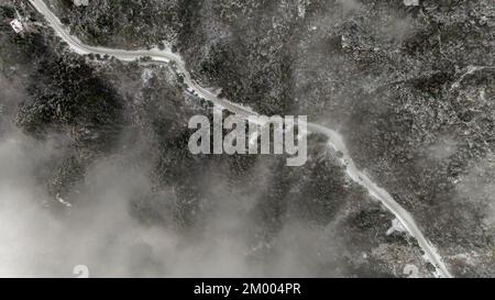 JIUJIANG, CHINA - 2. DEZEMBER 2022 - Ein Blick auf die malerische Gegend des Lushan-Berges nach dem Schneefall in der Stadt Jiujiang, Provinz Jiangxi, China, 2. Dezember 2022 Stockfoto
