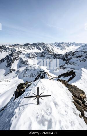 Gipfel des Sulzkogel, Blick auf das schneebedeckte Bergpanorama, hinter dem Gipfel Zwieselbacher Rosskogel, Kühtai, Stubai-Alpen, Tirol, Österreich, Europa Stockfoto