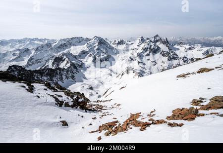 Blick auf das schneebedeckte Bergpanorama, Blick von Sulzkogel, hinter dem Gipfel Hochreichkopf, Acherkogel, Wechnerkogel und Maningkogel, Kühtai, Stubai Alp Stockfoto