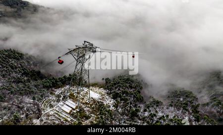 JIUJIANG, CHINA - 2. DEZEMBER 2022 - Ein Blick auf die malerische Gegend des Lushan-Berges nach dem Schneefall in der Stadt Jiujiang, Provinz Jiangxi, China, 2. Dezember 2022 Stockfoto