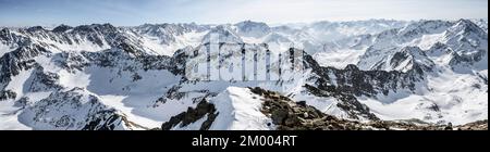 Schneebedecktes Bergpanorama vom Gipfel des Sulzkogel, Blick auf die Gipfel der Stubai-Alpen, Kühtai, Stubai-Alpen, Tirol, Österreich, Europa Stockfoto