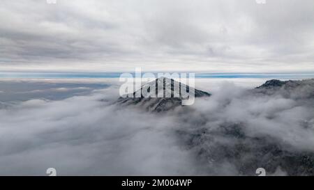 JIUJIANG, CHINA - 2. DEZEMBER 2022 - Ein Blick auf die malerische Gegend des Lushan-Berges nach dem Schneefall in der Stadt Jiujiang, Provinz Jiangxi, China, 2. Dezember 2022 Stockfoto