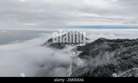 JIUJIANG, CHINA - 2. DEZEMBER 2022 - Ein Blick auf die malerische Gegend des Lushan-Berges nach dem Schneefall in der Stadt Jiujiang, Provinz Jiangxi, China, 2. Dezember 2022 Stockfoto