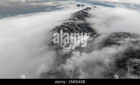 JIUJIANG, CHINA - 2. DEZEMBER 2022 - Ein Blick auf die malerische Gegend des Lushan-Berges nach dem Schneefall in der Stadt Jiujiang, Provinz Jiangxi, China, 2. Dezember 2022 Stockfoto