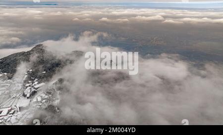 JIUJIANG, CHINA - 2. DEZEMBER 2022 - Ein Blick auf die malerische Gegend des Lushan-Berges nach dem Schneefall in der Stadt Jiujiang, Provinz Jiangxi, China, 2. Dezember 2022 Stockfoto