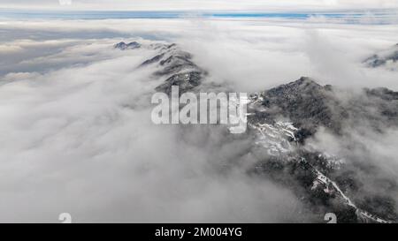 JIUJIANG, CHINA - 2. DEZEMBER 2022 - Ein Blick auf die malerische Gegend des Lushan-Berges nach dem Schneefall in der Stadt Jiujiang, Provinz Jiangxi, China, 2. Dezember 2022 Stockfoto