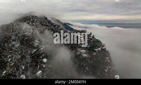 JIUJIANG, CHINA - 2. DEZEMBER 2022 - Ein Blick auf die malerische Gegend des Lushan-Berges nach dem Schneefall in der Stadt Jiujiang, Provinz Jiangxi, China, 2. Dezember 2022 Stockfoto