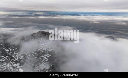 JIUJIANG, CHINA - 2. DEZEMBER 2022 - Ein Blick auf die malerische Gegend des Lushan-Berges nach dem Schneefall in der Stadt Jiujiang, Provinz Jiangxi, China, 2. Dezember 2022 Stockfoto