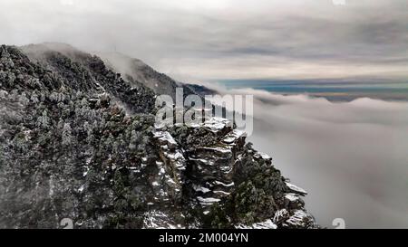 JIUJIANG, CHINA - 2. DEZEMBER 2022 - Ein Blick auf die malerische Gegend des Lushan-Berges nach dem Schneefall in der Stadt Jiujiang, Provinz Jiangxi, China, 2. Dezember 2022 Stockfoto