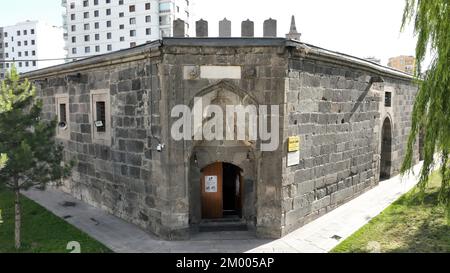 Die Guluk-Moschee wurde im 12.. Jahrhundert erbaut. Die Steinkunst an der Eingangstür der Moschee ist bemerkenswert. Kayseri, Türkei. Stockfoto