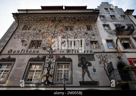 Fassadenmalerei, historisches Restaurant, Zunfthaus zu Pfistern, Altstadt, Luzern, Schweiz, Europa Stockfoto