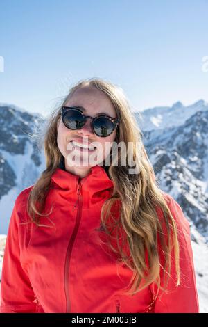 Porträt, junge Frau im Winter mit Jacke, Berge dahinter, Tirol, Österreich, Europa Stockfoto